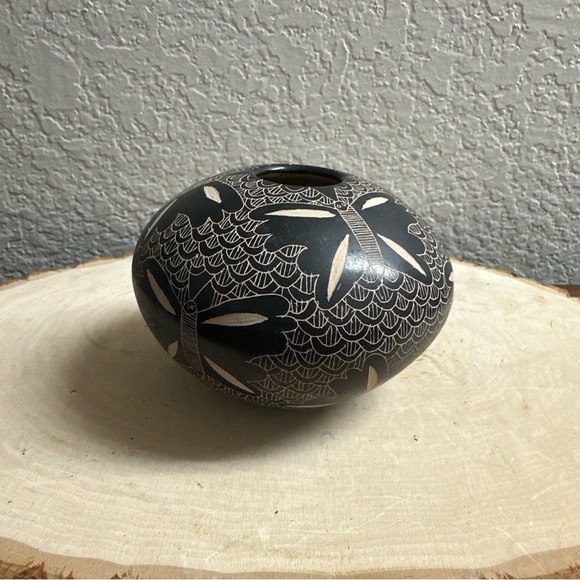 Mata Ortiz Pottery Heriberto Ledezema 
Hand Made 
Hand Painted 
Hand Etched Rare - Picture 4 of 9